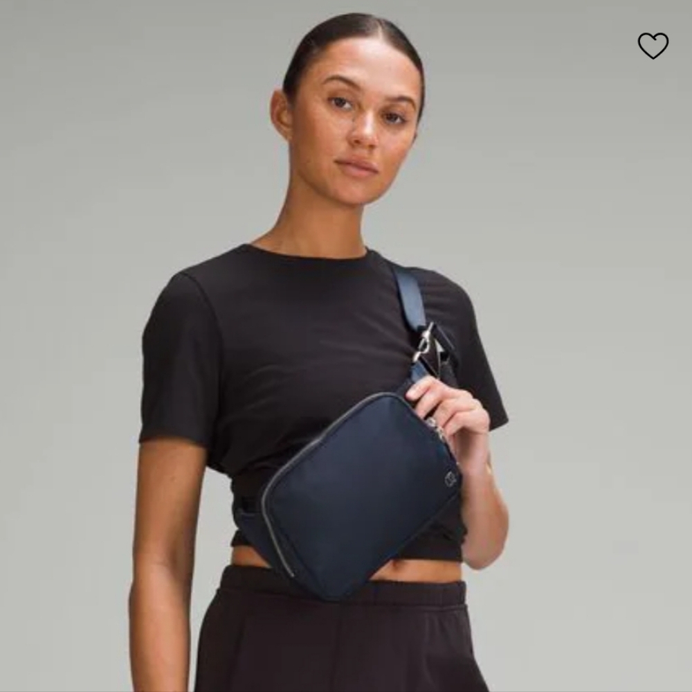 Brand New Lululemon Everywhere Belt Bag Large 2L Metal Hardware (Navy/Silver)
